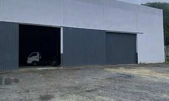 Imagem: Amplo galpão com 650m² e 8m de pé direito