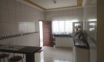 Imagem 4: Vende-se casa no bairro Califórnia em Patos de Minas. 03 quartos sendo 01 suíte