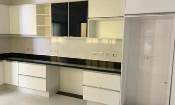 Imagem 2: Excelente casa com ampla cozinha, área de serviço e lavabo; armários planejados na cozinha