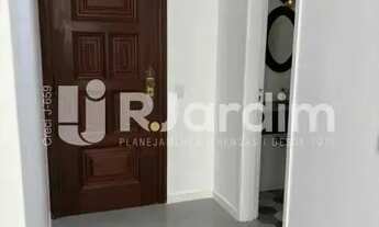 Imagem 2: Apartamento : Leblon de 140 m2, de 4 qtos e 1 vaga, port 24 horas, silencioso