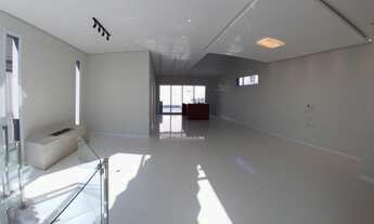 Imagem 2: Casa de condomínio alto padrão 350m², 4 quartos (3 suítes), 4 vagas. Possui Piscina e Jacu