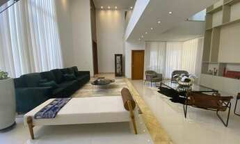 Imagem 3: Sobrado no Portal do Sol Green para venda possui 570 metros quadrados com 4 quartos