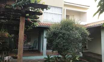 Imagem 2: Casa sobrado com amplo terreno arborizado