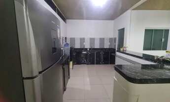 Imagem 2: Casa em rua pública