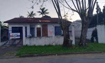 Imagem 2: Casa com Amplo Terreno de 600 m no Hauer Excelente Oportunidade para Investimento