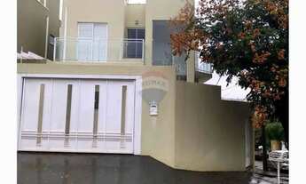 Imagem: Sobrado com três dormitorios. Botucatu/SP