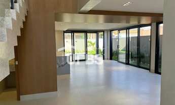 Imagem 3: Sobrado à venda com 212,89m², sendo 3 suítes e 2 vagas de garagem