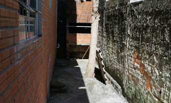 Imagem 4: Casa com dois quartos, garagem, pátio e churrasqueira