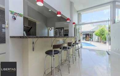 Imagem 4: Casa Alto Padrão 3 dormitórios, 2 suítes, 4 banheiros, 4 vagas/box, Bairro Santo