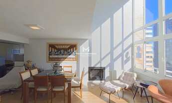 Imagem: Apartamento com pé direito duplo e mobiliado