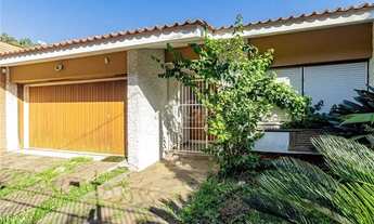 Imagem 3: Você procura um lugar com muito espaço e área verde? Te convido a conhecer esta casa térre