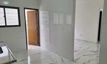 Imagem 2: Apartamento com 2 Dormitórios, Sacada e Elevador na Ocian, Apenas 200 Metros da Praia