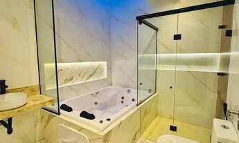 Imagem 7: Condomínio Jardins do Lago casa duplex recém construída, e um lote para construir