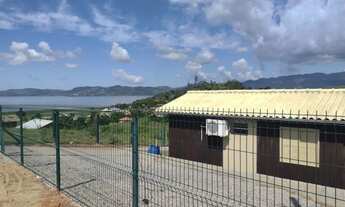 Imagem 2: Casa Imarui com amplo terreno é vista pra lagoa