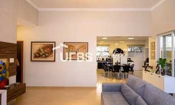 Imagem 7: Casa de condomínio para venda possui 300 metros quadrados com 4 quartos