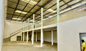 Imagem 2: Galpão Esquina Galpão / depósito com aluguel por R$4.000 /mês