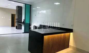 Imagem 3: Casa Moderna com 3 Quartos e Área Gourmet Integrada no Residencial Canadá - Goiânia