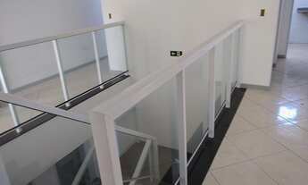 Imagem 12: Galpão com 2.200 metros no Civit II com dois pórticos 10 e 30 tonetadas