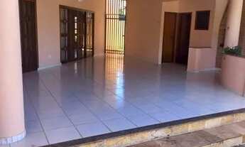 Imagem 6: Casa para aluguel possui 400 metros quadrados com 4 quartos sendo 2 suítes