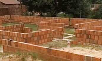 Imagem: Terreno com construção em andamento