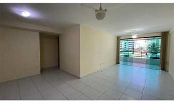 Imagem 3: Amplo Apartamento de 4 Quartos com Varanda e Vagas de Garagem, a 350m da Praia!