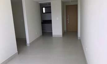 Imagem 7: Apartamento com móveis planejados na cozinha e banheiros