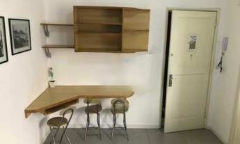 Imagem 2: Excelente apartamento em rua super arborizada, com uma excelente localização em Copacabana