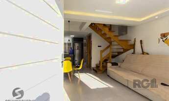 Imagem 2: Casa em condomínio, possui 2 dormitórios, sala para 2 ambientes e 1 vaga