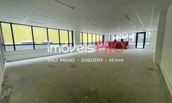 Imagem: Conjunto comercial ao lado da estação