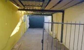 Imagem 3: Casa em Porto Alegre, no bairro Vila Nova, com 2 dormitório(s), e 2 banheiros, à