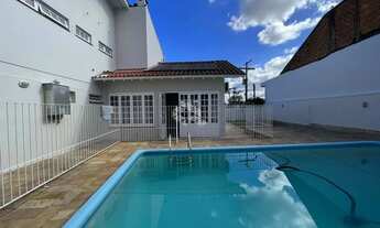 Imagem 7: Casa de 3 quartos na Zona Sul com piscina em frente a praça com vista perene