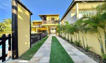 Imagem 2: Luxuosa Residência à Beira-Mar: Vista Deslumbrante e Conforto