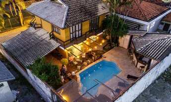 Imagem: Casa com quatro quartos e piscina à venda