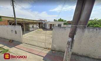 Imagem: Casa com 3 dormitórios, com amplo terreno