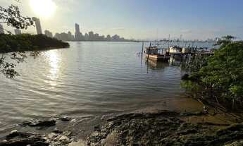 Imagem: Casa na beira do rio, raridade!