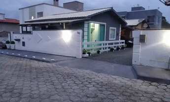 Imagem 2: Casa com 2 dormitórios em meio a muita tranquilidade e Natureza, ampla sala de