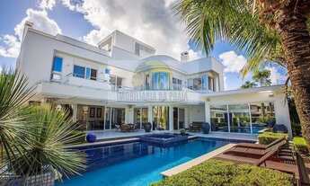 Imagem 1: Aluguel de Temporada e Venda! Suntuosa mansão, com 05 suítes, na quadra do mar