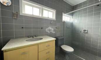 Imagem 6: Casa de 3 quartos na Zona Sul com piscina em frente a praça com vista perene