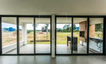 Imagem: Casa com arquitetura moderna no condomínio