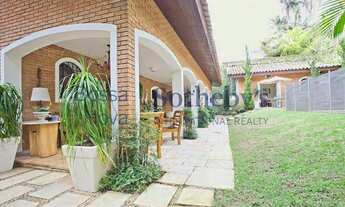 Imagem: Casa de tijolinho na parte alta do bairro