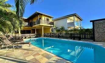 Imagem 4: Luxuosa Residência à Beira-Mar: Vista Deslumbrante e Conforto