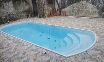 Imagem: Casa com piscina chapéu virado. / finais