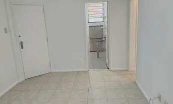 Imagem 3: Apartamento com 71m2 em prédio antigo e bem conservado, na parte baixa da Gávea, silencios