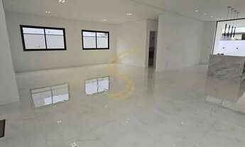 Imagem 3: Casa Alto Padrão no Condomínio Macaúbas: 4 Suítes, Piscina e Solar