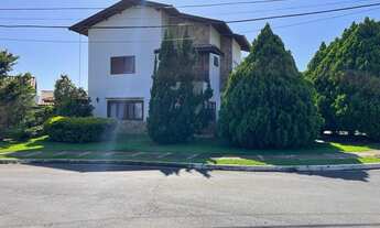 Imagem: Sobrado em condomínio com muito verde