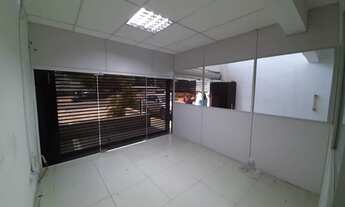 Imagem 4: Loja moderna com 251 m² e amplo estacionamento em Porto Alegre - RS