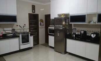 Imagem 4: Casa de condomínio para aluguel e venda possui 390 metros quadrados com 4 quartos