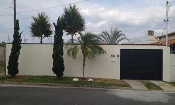 Imagem 2: Linda edicula, piscina, jacuzzi, perfilado, quarto,churrasqueira. não tem Lage.