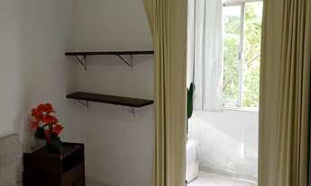 Imagem: Quarto silencioso,defronte a uma praça