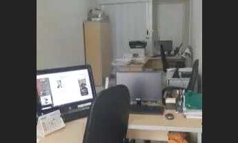 Imagem 7: Ilha do Govertnador. Sala Comercial com banheiro. Com mesas e cadeiras. Pronta para uso